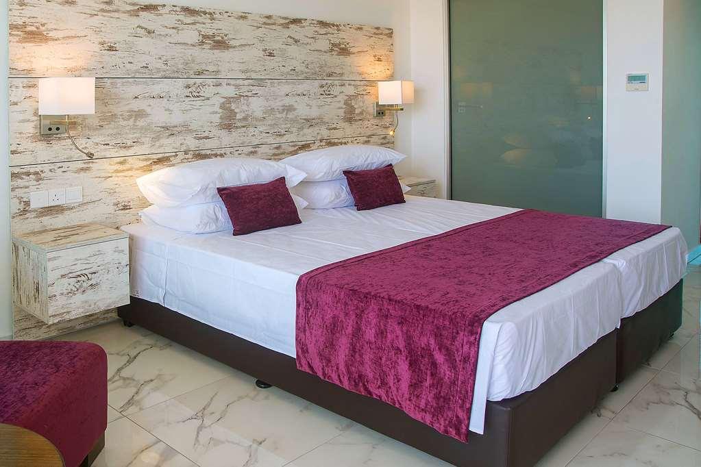 Ramada Hotel & Suites By Wyndham Ajía Nápa Rom bilde