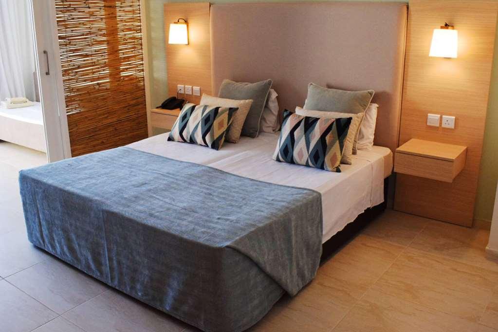 Ramada Hotel & Suites By Wyndham Ajía Nápa Rom bilde