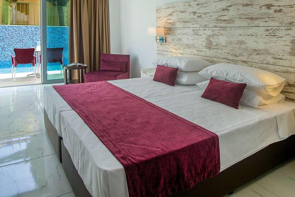 Ramada Hotel & Suites By Wyndham Ajía Nápa Rom bilde