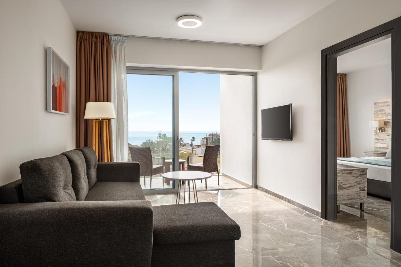 Ramada Hotel & Suites By Wyndham Ajía Nápa Eksteriør bilde