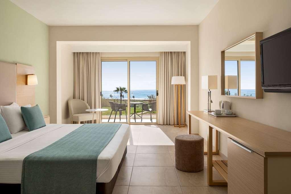 Ramada Hotel & Suites By Wyndham Ajía Nápa Rom bilde