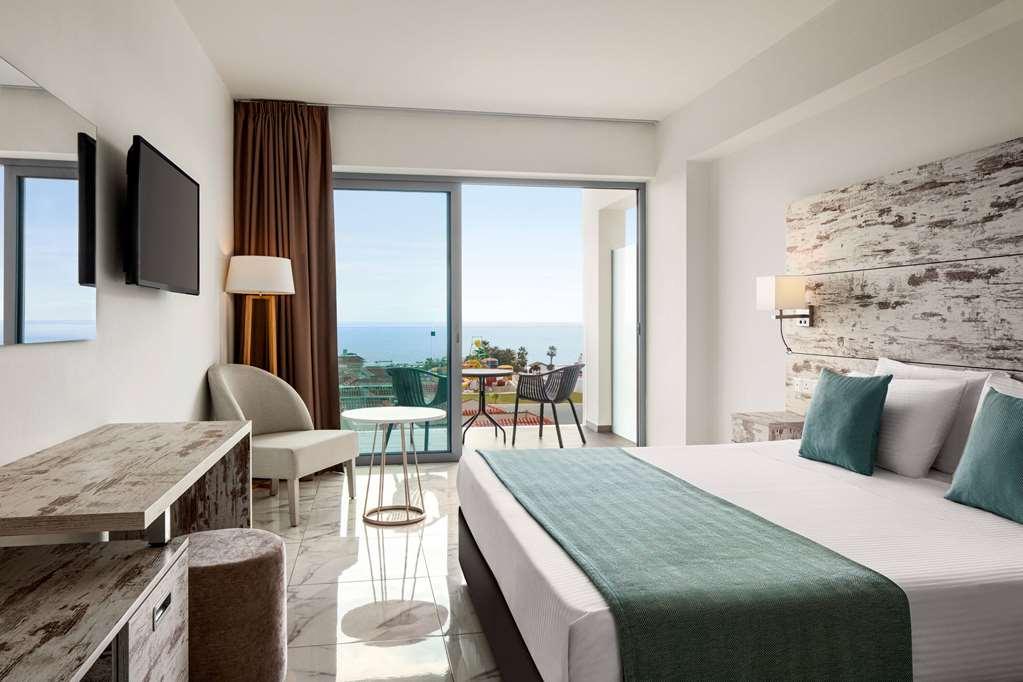 Ramada Hotel & Suites By Wyndham Ajía Nápa Rom bilde