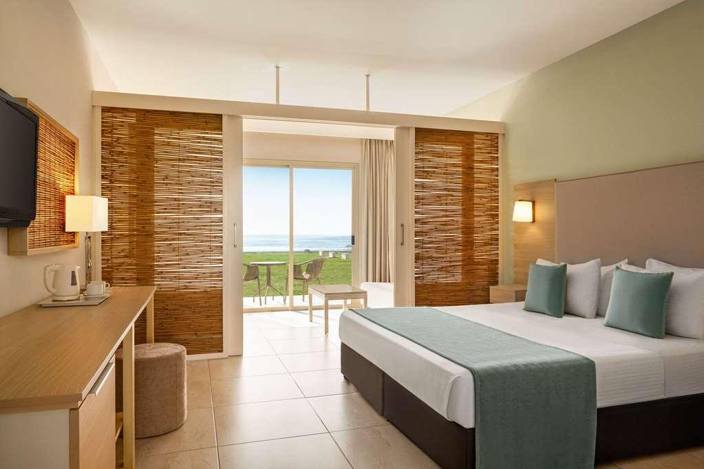 Ramada Hotel & Suites By Wyndham Ajía Nápa Rom bilde