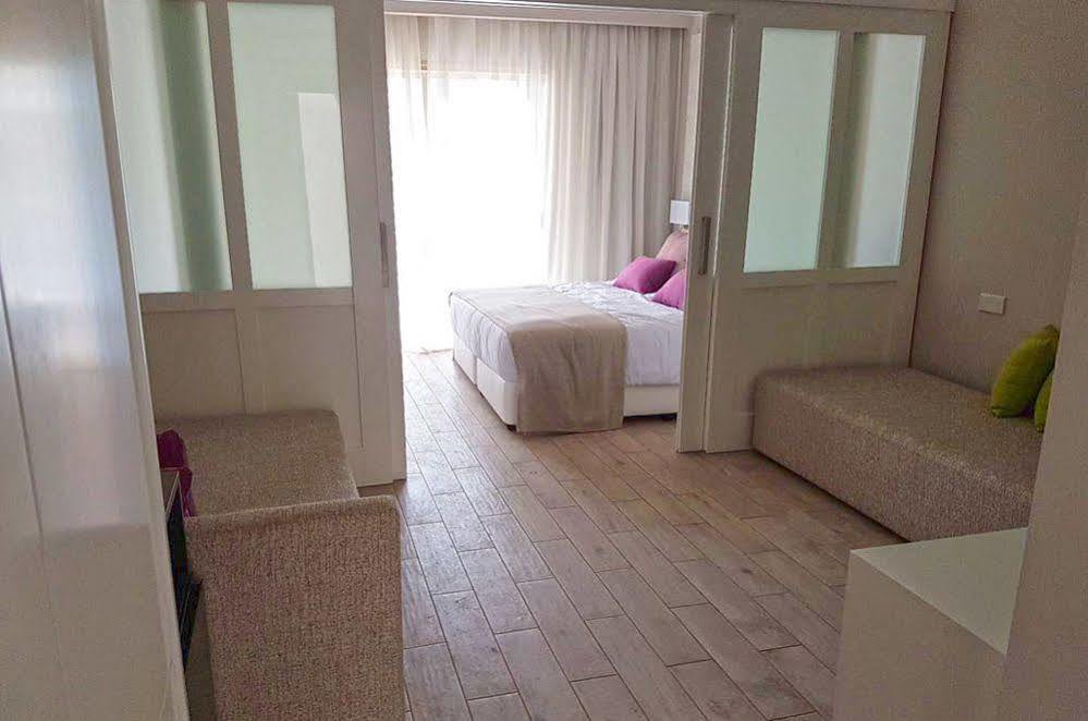 Ramada Hotel & Suites By Wyndham Ajía Nápa Eksteriør bilde
